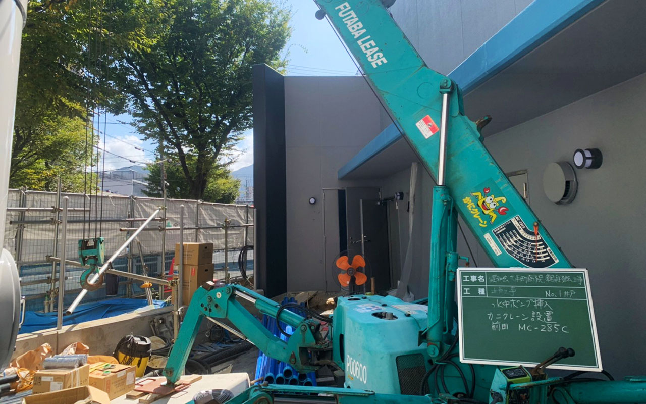 水中ポンプ挿入（カニクレーン設置）