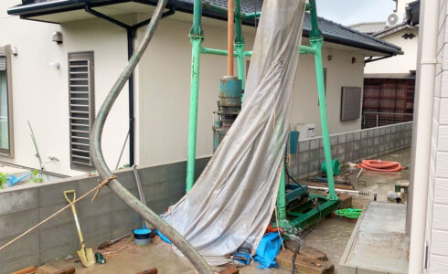 硬い花崗岩層をエアーハンマービットにて掘削