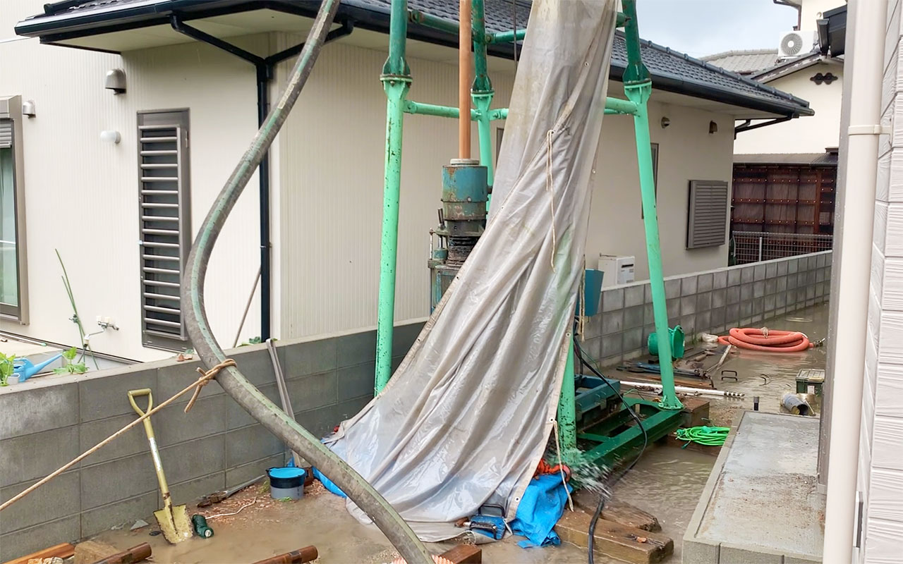 硬い花崗岩層をエアーハンマービットにて掘削